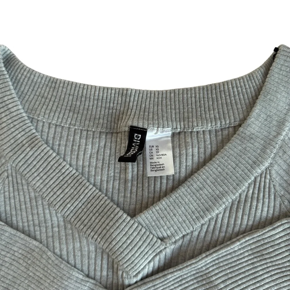 H&M Divided V-Neck Cropped Ribbed Sweater - Picture 3 of 3
